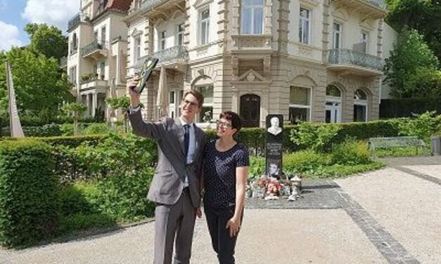 Dolce Bad Nauheim - Selfie an der Elvis-Stele – Jesse Jansen vom Hotel Dolce Bad Nauheim und Manuela Pohl von der Bad Nauheim Stadtmarketing und Tourismus GmbH testen die „Trails of Discovery”.