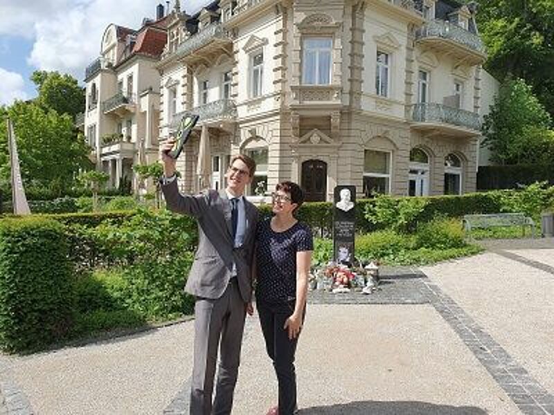 Dolce Bad Nauheim - Selfie an der Elvis-Stele – Jesse Jansen vom Hotel Dolce Bad Nauheim und Manuela Pohl von der Bad Nauheim Stadtmarketing und Tourismus GmbH testen die „Trails of Discovery”.