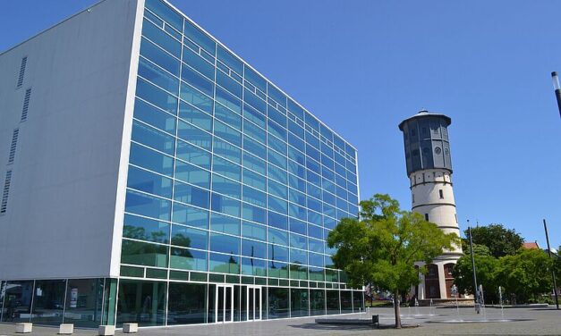 Foto: Der Platz vor dem Theater wird am 5. September in Hans-Werner-Henze-Platz benannt.
