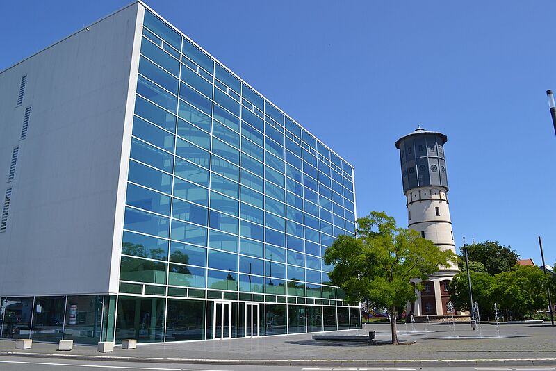 Foto: Der Platz vor dem Theater wird am 5. September in Hans-Werner-Henze-Platz benannt.