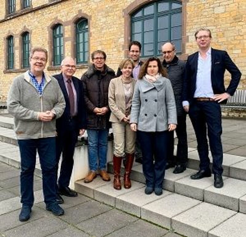 v.l.n.r. Jörn Raith (Vorsitzender degefest), Prof. Dr. Gernot Graeßner, Prof. Dr. Gernot Gehrke, Prof. Dr. Kim Werner, Prof. Dr. Lothar Winnen, Jutta Schneider-Raith (Geschäftsstellenleiterin), Prof. Dr. Harald Möbus und Prof. Dr. Dirk Hagen