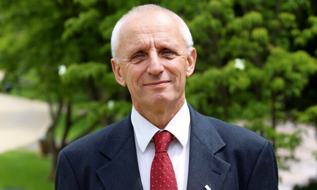 Professor Dr. Jerzy Jaworski stellt die dritte degefest-TrendAnalyse an den degefest-Fachtagen 2022 in Wolfsburg vor |  Foto: Alex Talash.