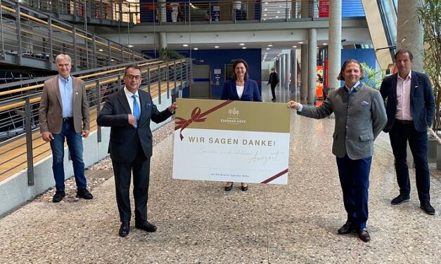 Foto: Egerner Höfe Rottach-Egern - Gutscheinübergabe