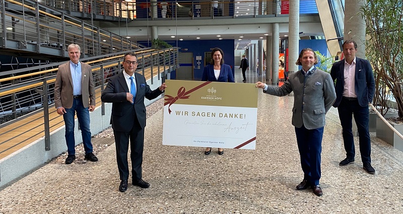 Foto: Egerner Höfe Rottach-Egern – Gutscheinübergabe Foto: Egerner Höfe Rottach-Egern - Gutscheinübergabe