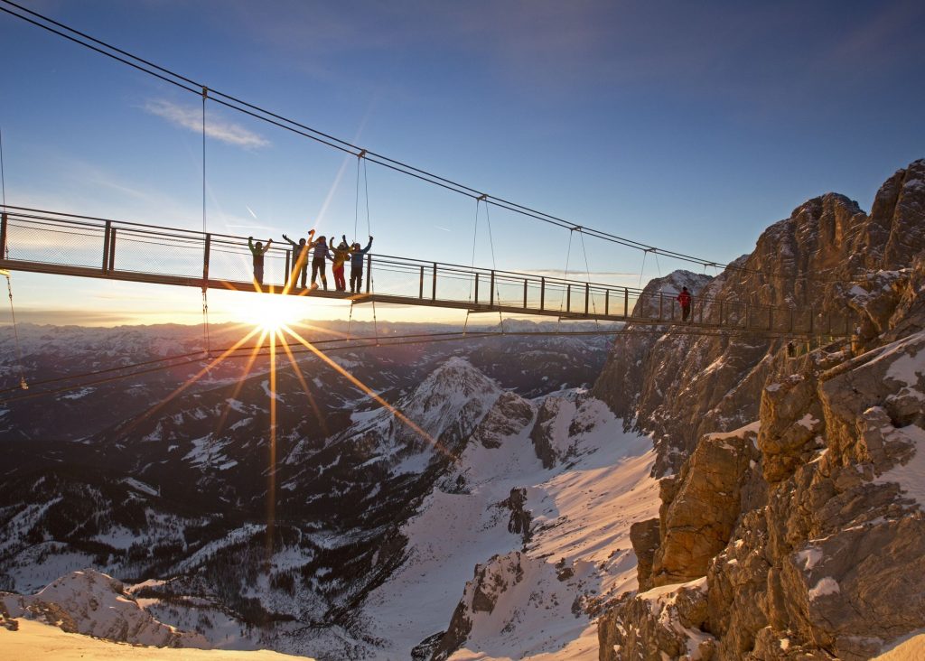 Wo die Bergwelt inspiriert und spannende Abenteuer locken: zum Beispiel am Sky Walk am Dachstein in der Steiermark. Foto: Schlamding-Dachstein | Herbert Raffalt