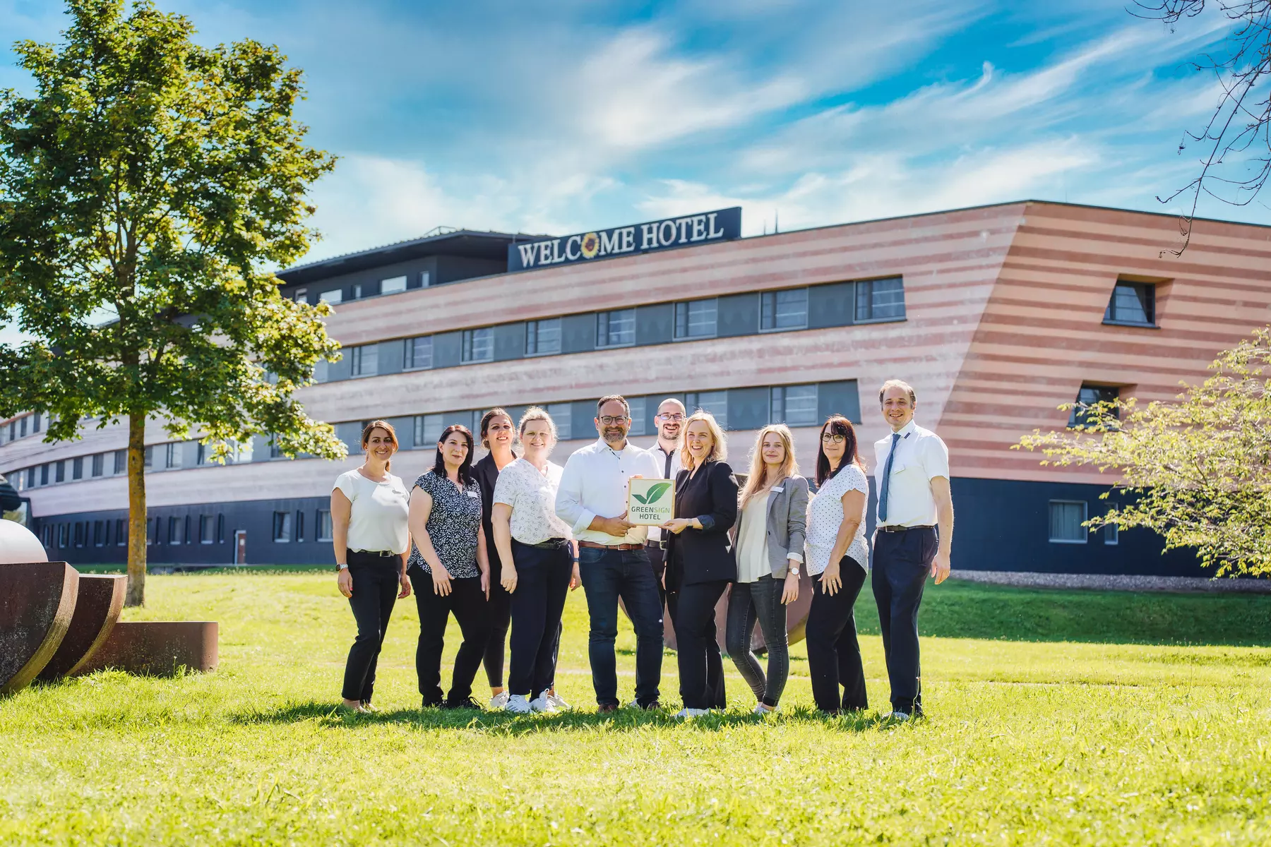 BAK Große Freude in Bamberg: Das Team des Welcome Kongresshotel Bamberg um den stellvertretenden Hotelmanager Sebastian Imhof (M.) ist in diesem Jahr wie alle Welcome Hotels mit dem GreenSign-Level 4 zertifiziert worden. Foto: Welcome Hotels