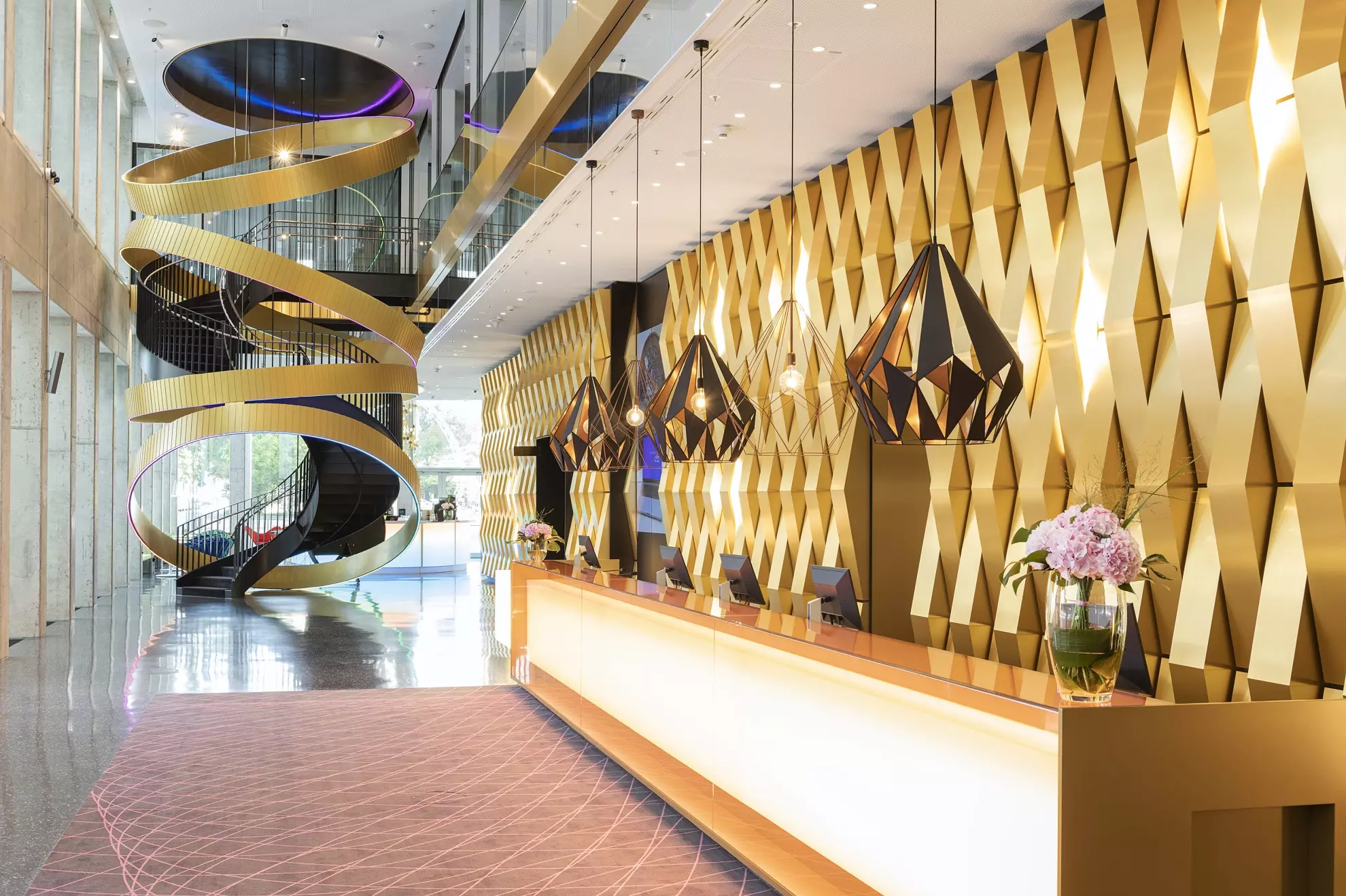 nhow_Frankfurt_Lobby_and_reception_empty_lamps_counter_flowers nhow Frankfurt | Lobby und Reception | Foto: NH Hoteles Deutschland GmbH