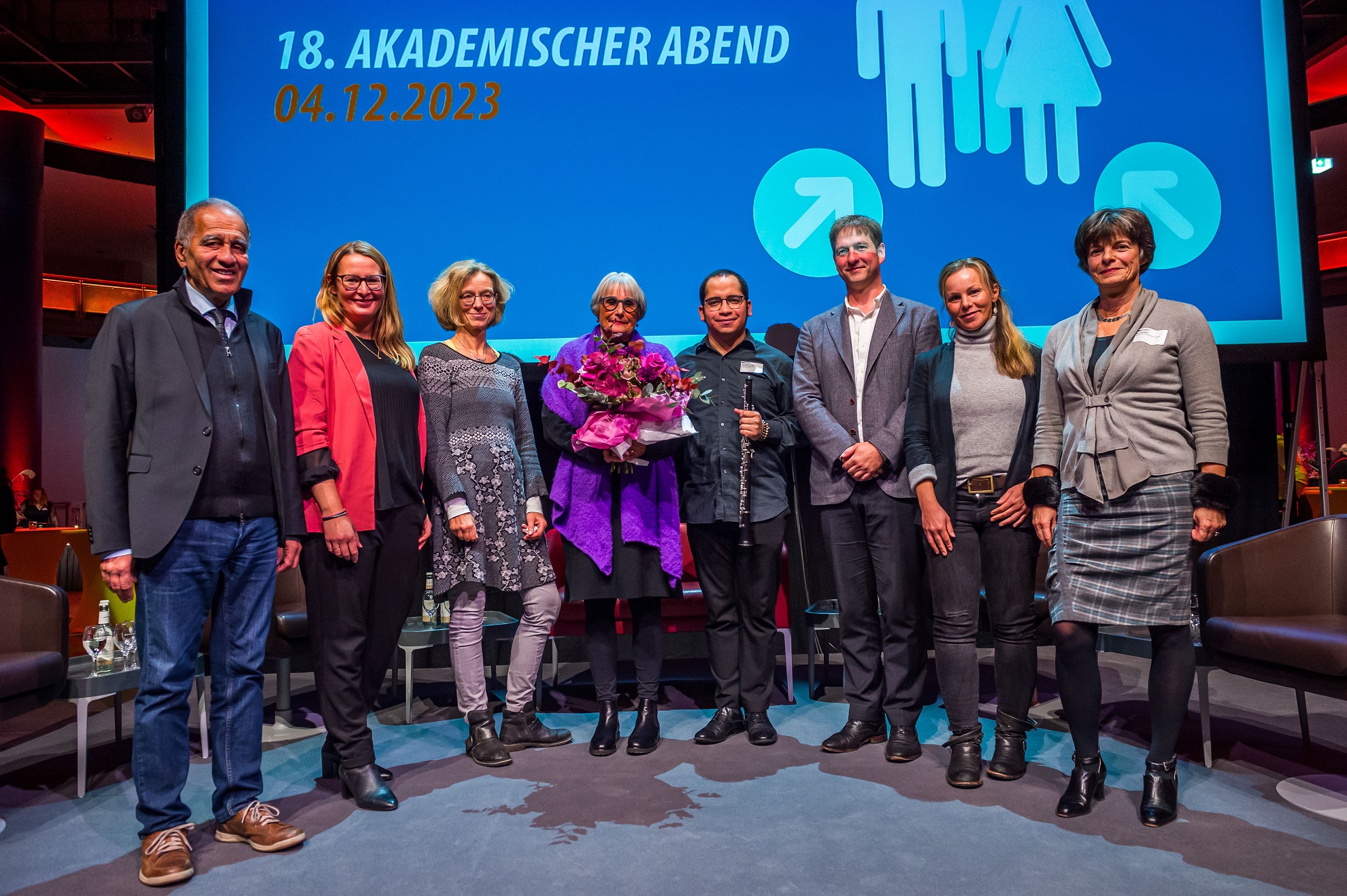 MuK_Akademischer_Abend v.l.n.r.: Prof. Dr. M. Latif, V. Upmann, B. Schäfers, Prof. Dr. Gillessen-Kaesbach, Prof. S. Sánchez, Prof. Dr. M. Schüler, J. Schäfer, I. Jarabek | Foto: ©MUK/Olaf Malzahn