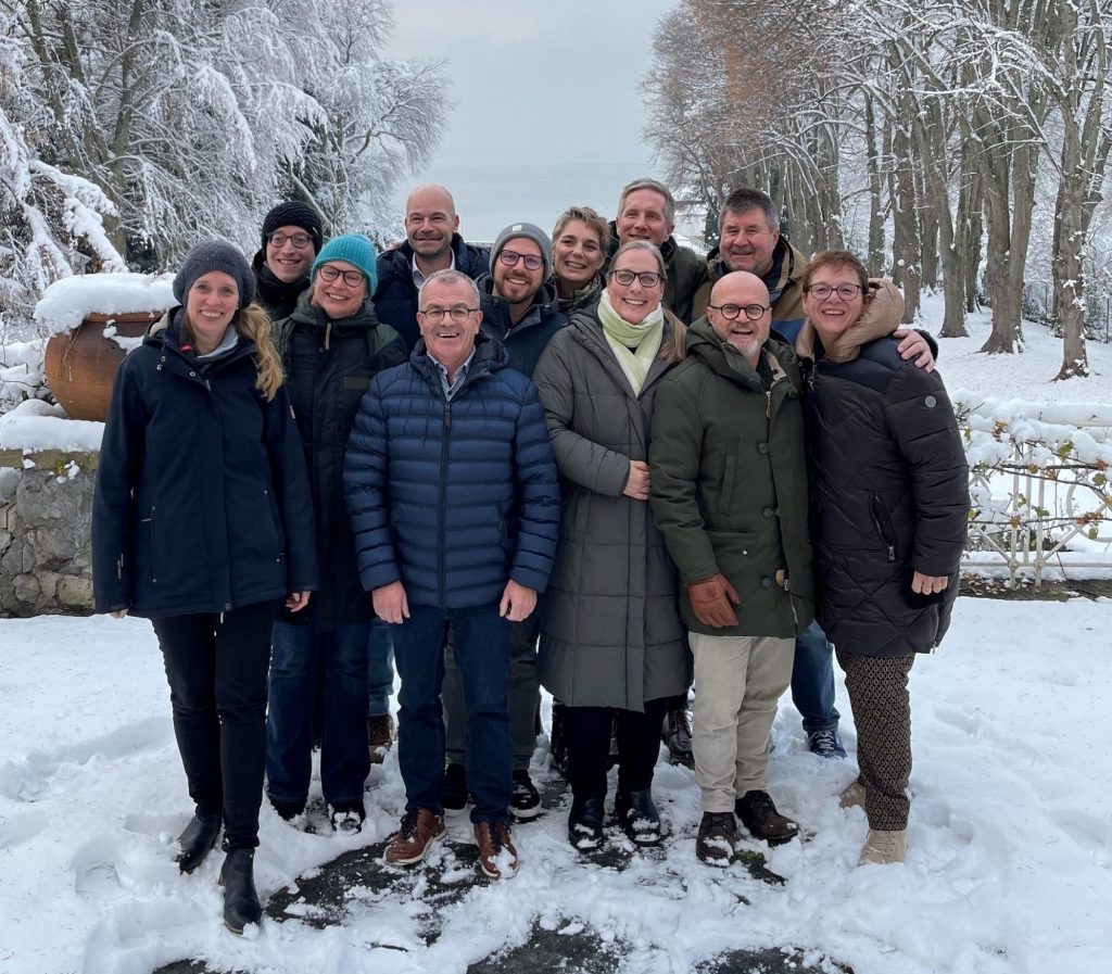 Die Vertreter:innen der elf Vereinsmitglieder bei der Jahreshauptversammlung in Wasserburg (D) am Bodensee. | Foto: Daniela Kaulfus