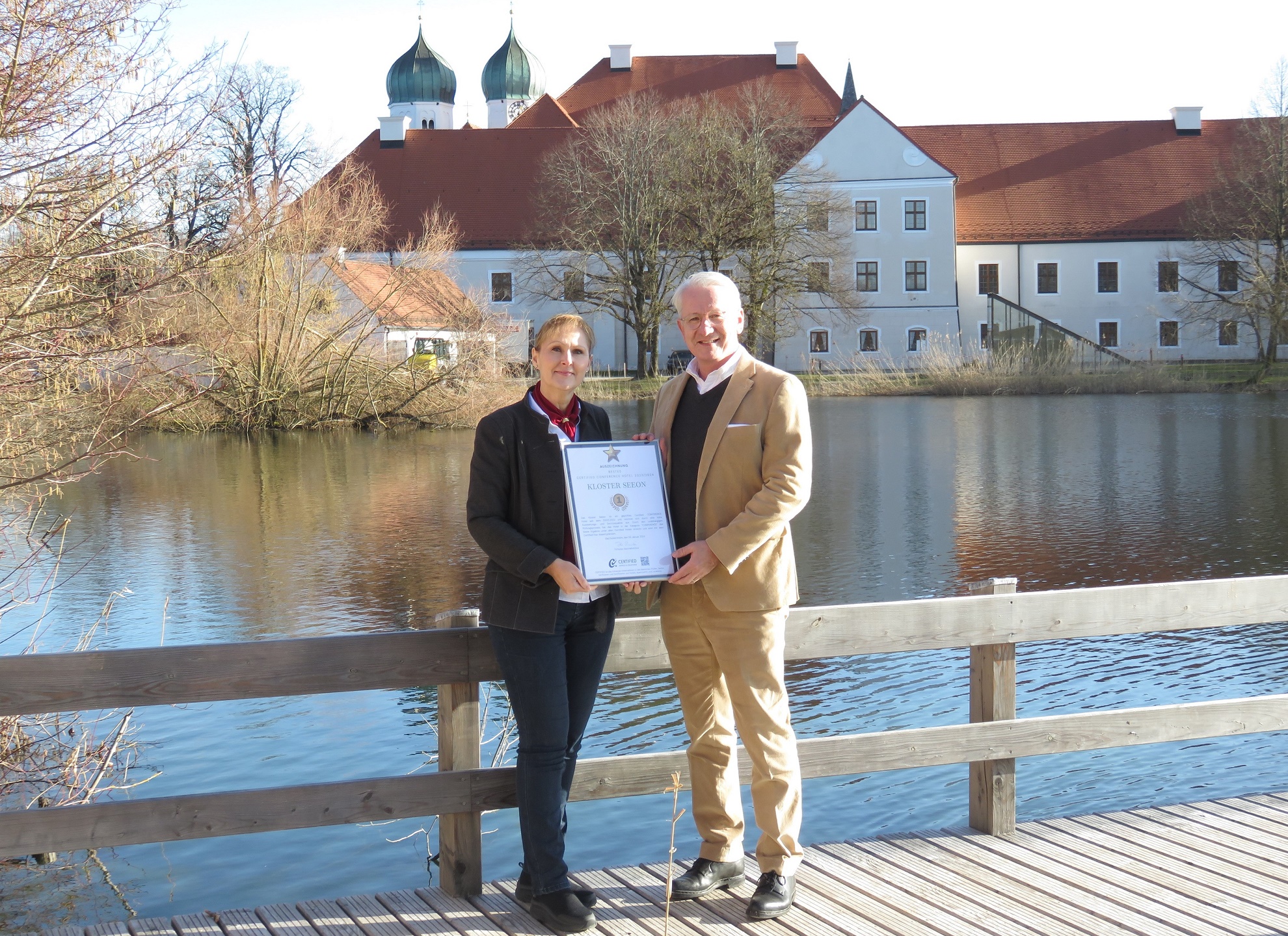 Freuen sich über die Auszeichnung als bestes „Certified Conference Hotel“: Inge Ederer-Posch und Gerald Schölzel (Geschäftsleitung Kloster Seeon) | Foto: Kloster Seeon