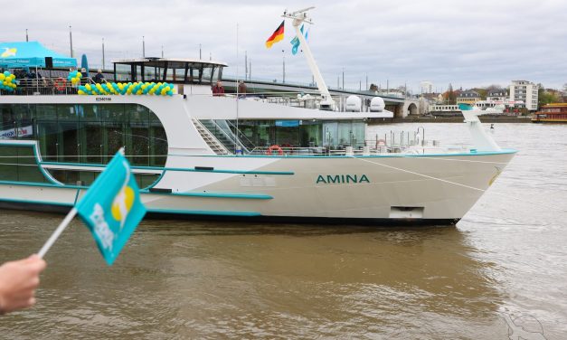 Phoenix Reisen tauft neues First Class Flussschiff
