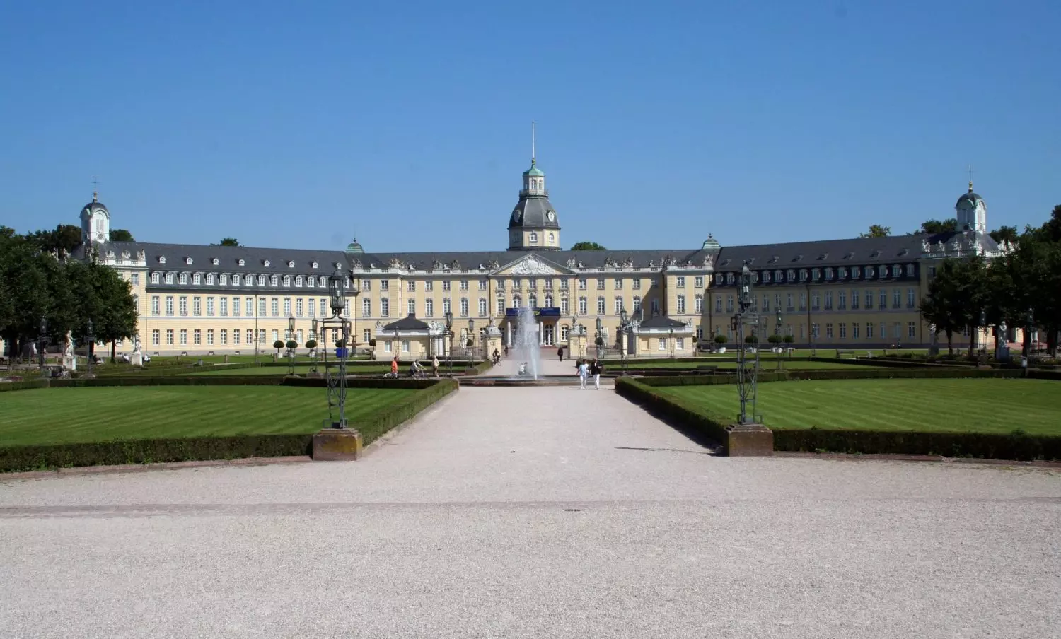 iStock-503196828-scaled-e1713359159975 Schloss Karlsruhe vom Schlossplatz aus gesehen, Foto: Goddard_Photography/iStock