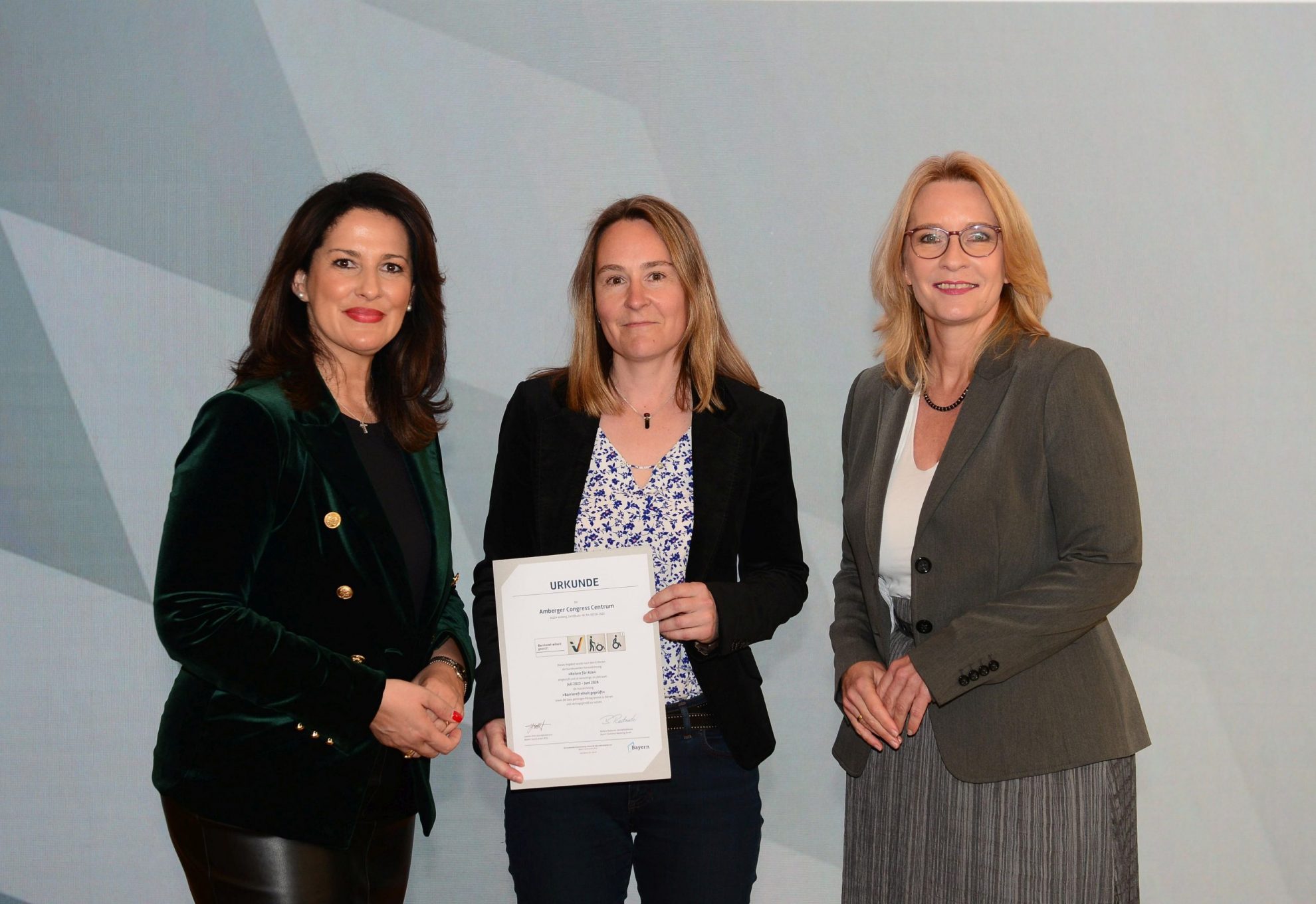 Foto mit M. Kaniber (c) Irmi Gessner Foto v.l.n.r.: Staatsministerin Michaela Kaniber, Alexandra Kummert vom ACC, Barbara Radomski von der Bay.TM