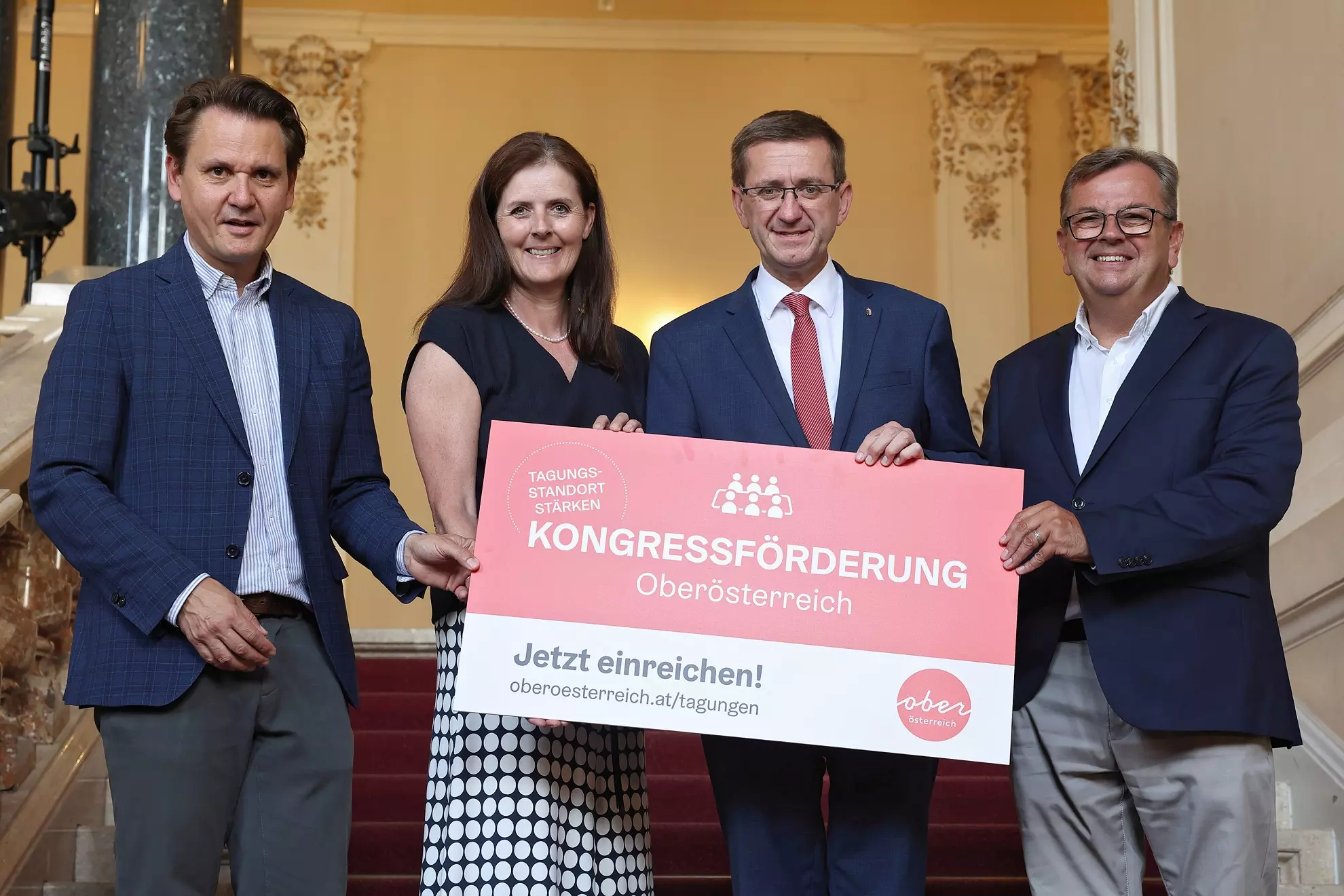 LinZ_Winkelhofer_Riffert_Achleitner_Ziegler_Foto_Land_OOE_Kauder v.li.n.re.: Mag. Andreas Winkelhofer (Geschäftsführer Oberösterreich Tourismus), Petra Riffert, CSE (Obfrau Fachgruppe Freizeit- und Sportbetriebe der WKO Oberösterreich), Wirtschafts- und Tourismus-Landesrat Markus Achleitner und Mag. Thomas Ziegler (Geschäftsführer Design Center Linz) präsentieren die neue Kongressförderung für Oberösterreich. Foto: Land OÖ/Daniel Kauder