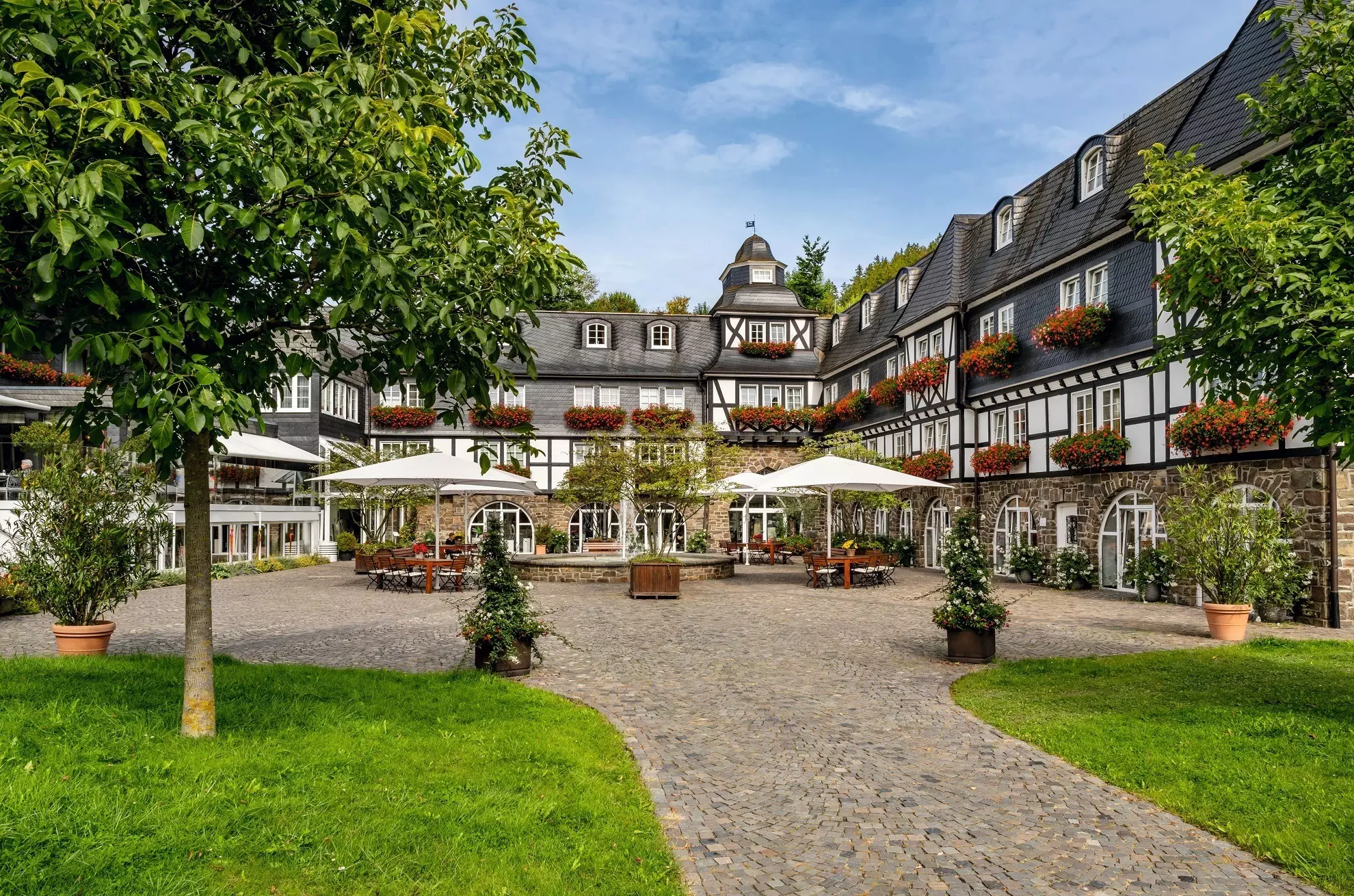 Aussenansicht (1) © Hotel Deimann_Günter Standl Historische Gebäudeansicht mit Grünfläche