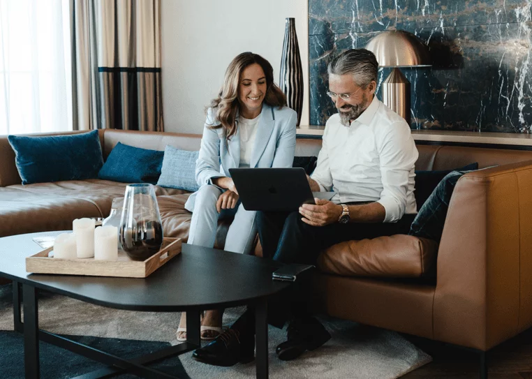 AHB_Besprechung_Nahaufnahme Mann und Frau blicken in Laptop