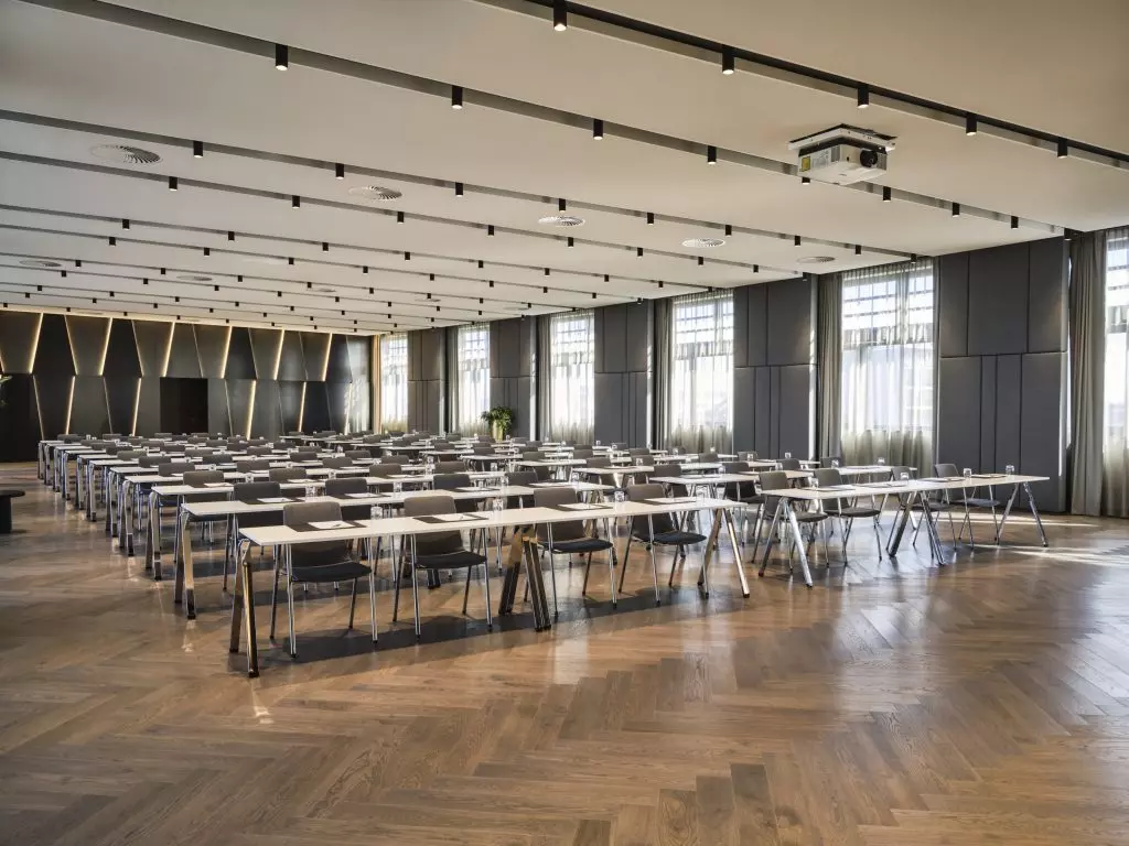 Saal mit Tischen und Stühlen