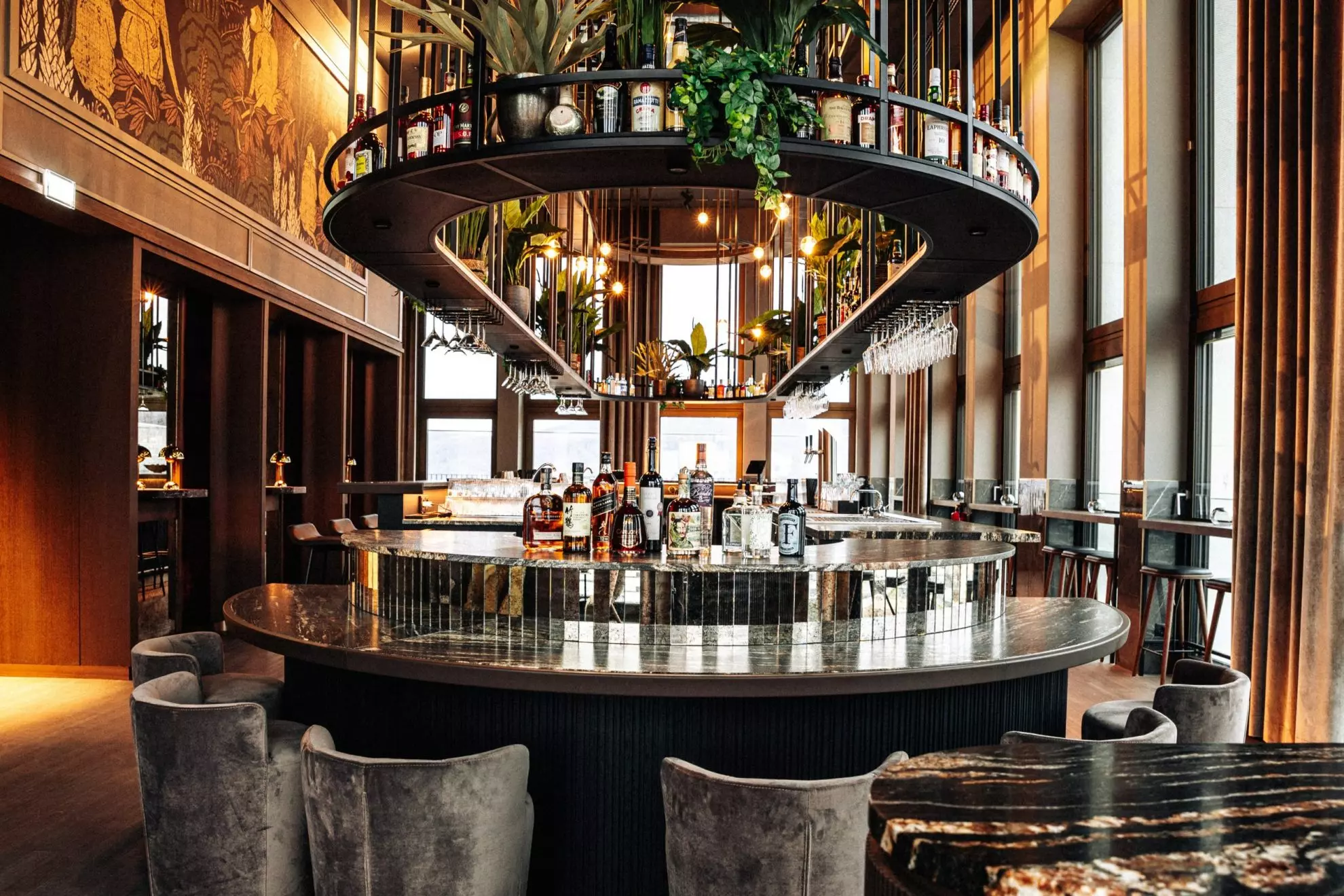 Bar mit Barhockern, Tresen und Getränken
