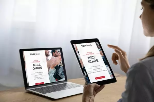 BWH Person mit Finger auf Tablet