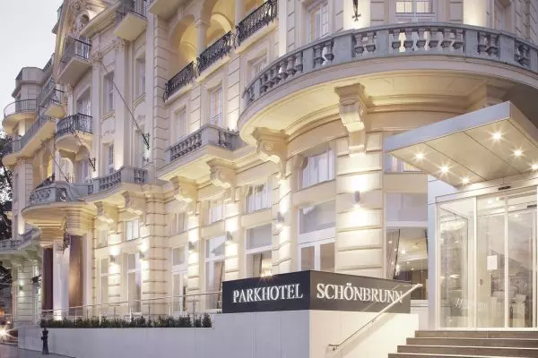 Eingang Parkhotel Schönbrunn