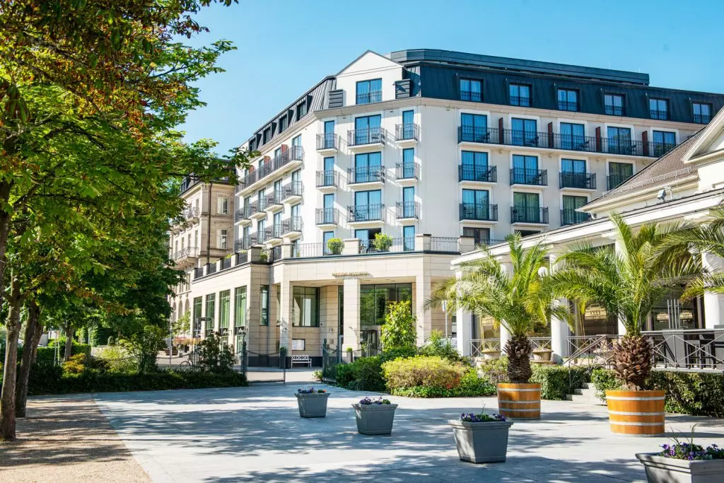 Hotelansicht mit Palmen und Bäumen
