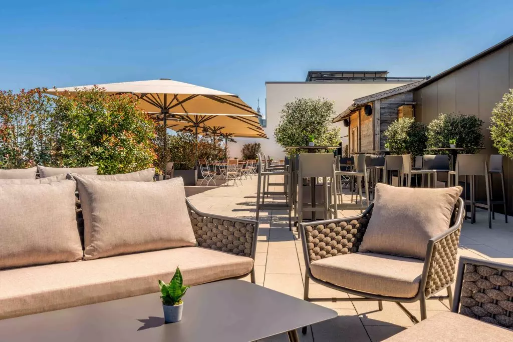 begrüntes Dachterrasse mit Sonnenschirmen und Loungesesseln