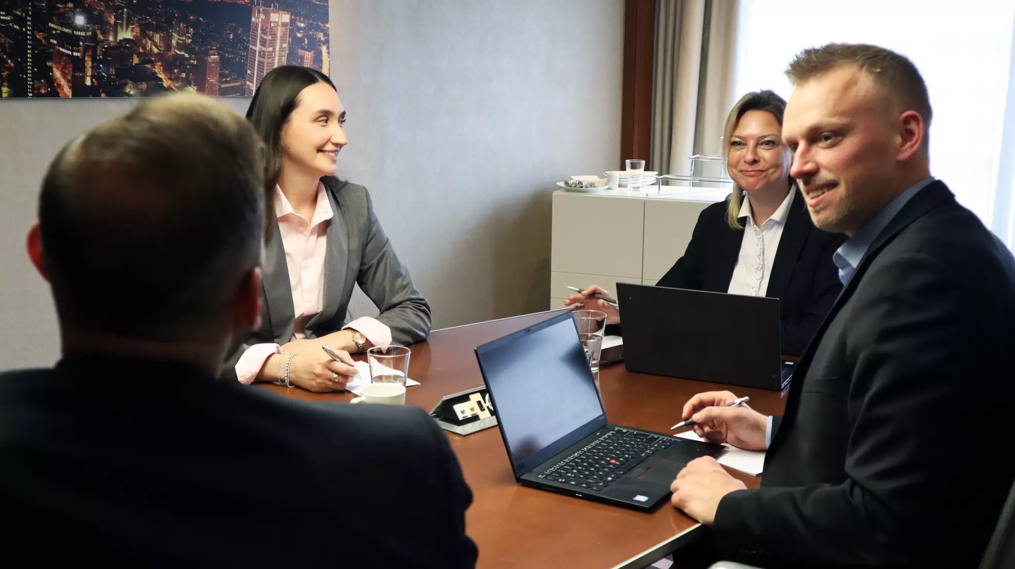 Marriott_International-Boardroom-c-Marriott_International-c-Marriott_International-ref197847 Vier Personen bei einer Besprechung