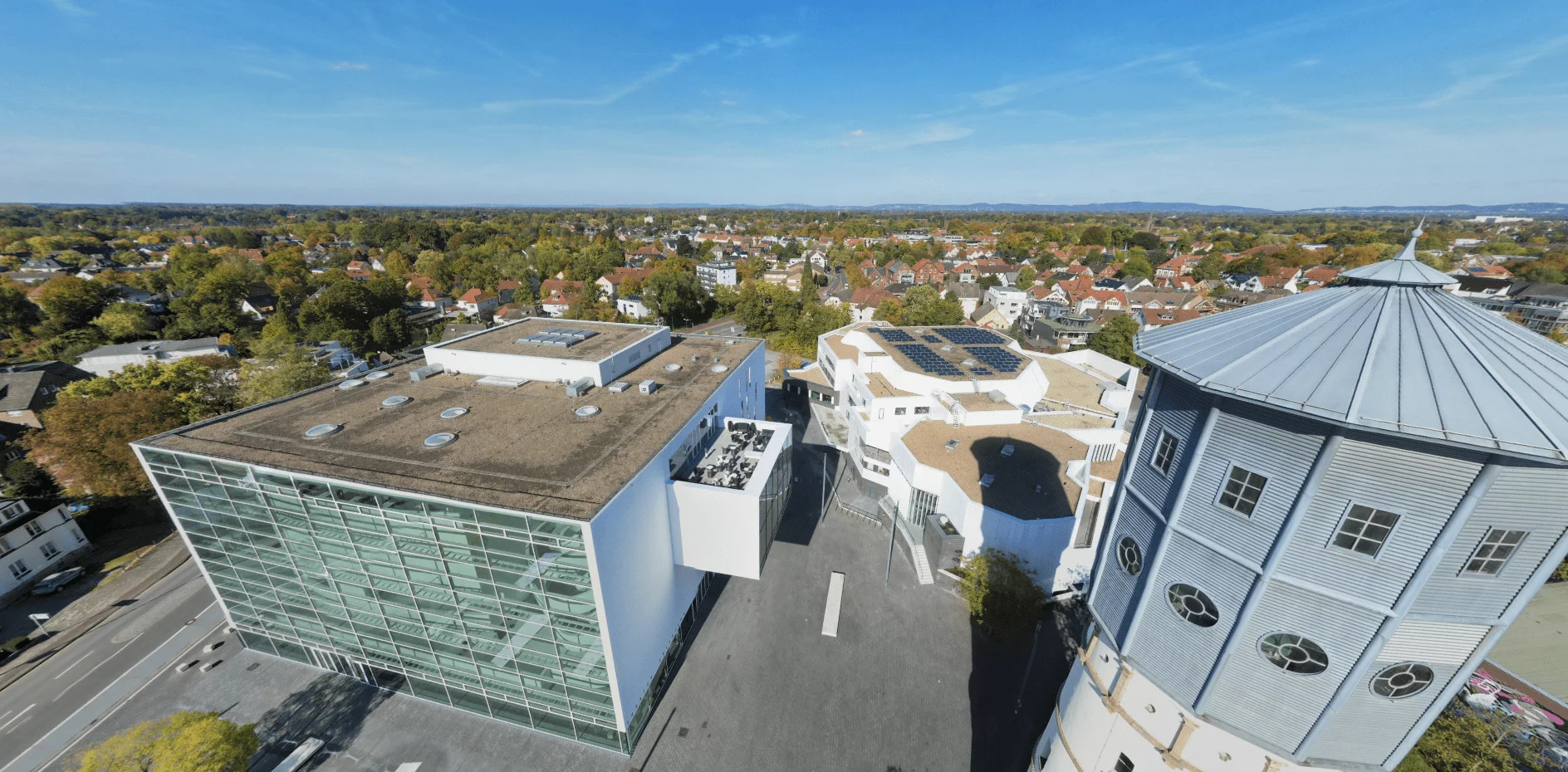 00_Kultur Räume Gütersloh ©KRGT Häuseransicht von oben und runder Turm im Vordergrund