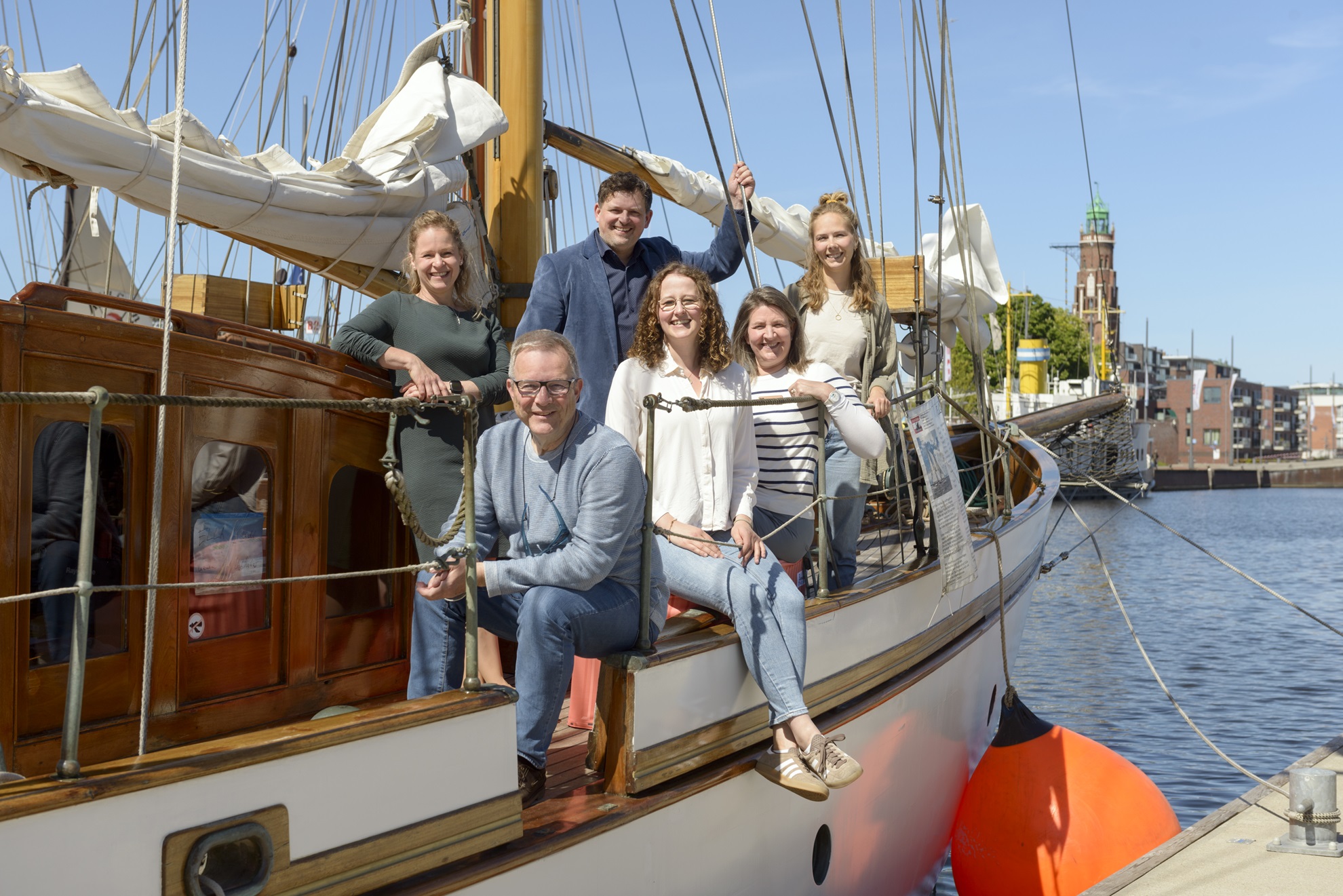 Segelschiff mit lächelnden Personen
