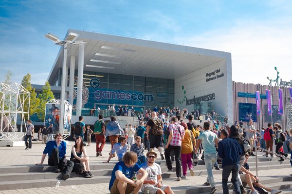 Eingang der Gamescom-Messe mit BesucherInnen