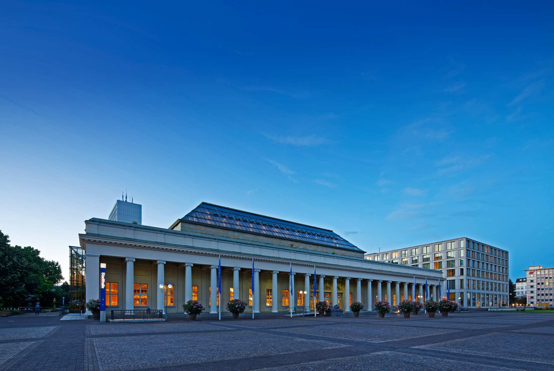 Außenaufnahme Stadthalle Karlsruhe in Abendstimmung