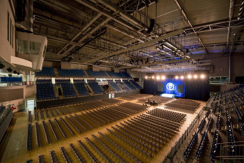 Veranstaltungshallen Innenansicht mit Bestuhlung