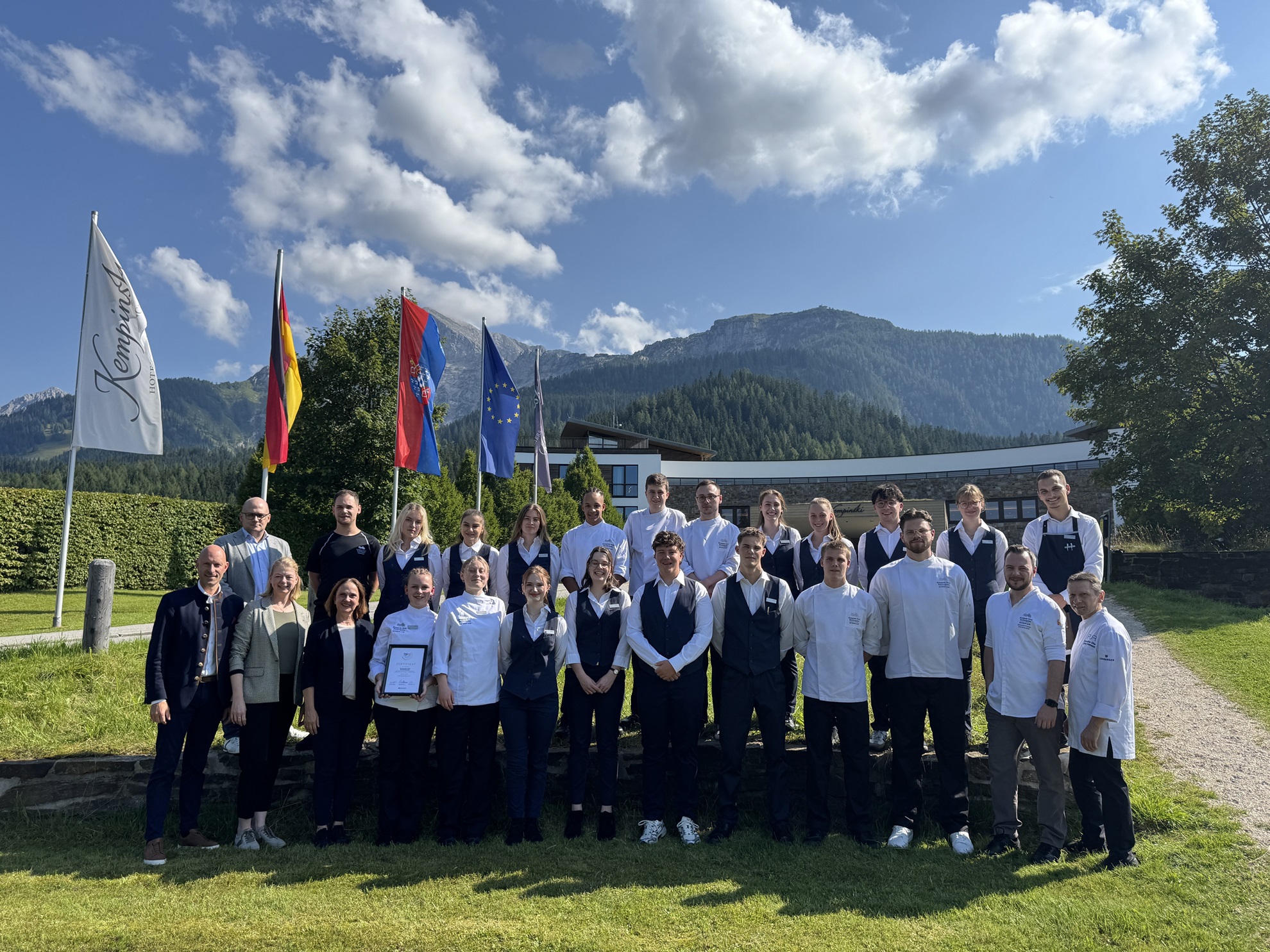 Gruppenaufnahme im Hintergrund Berge