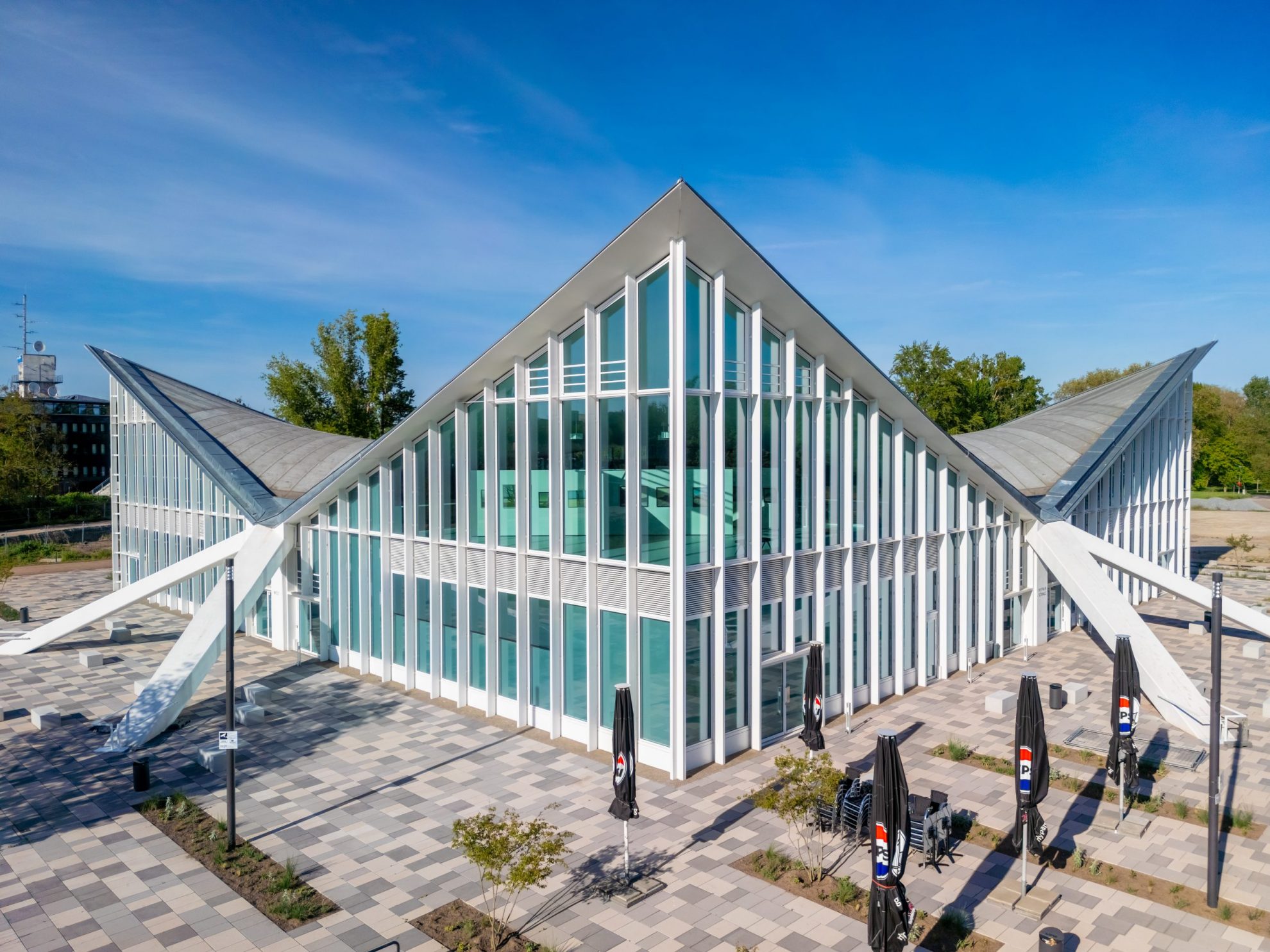 Ansicht auf Messehalle mit Dreieckcharakter und großen Glasfront