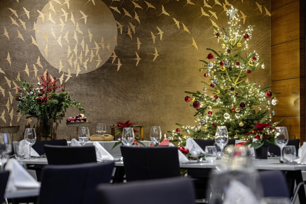 Weihnachtliche Atmosphäre mit Weihnachtsbaum und gedecktem Tisch