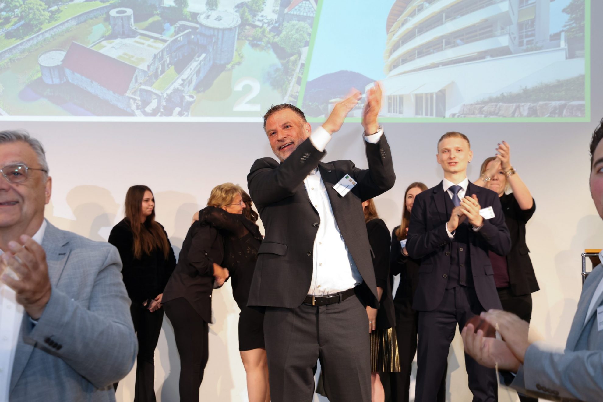 SHND1781 klatschende Menschen in Businesskleidung die sich freuen