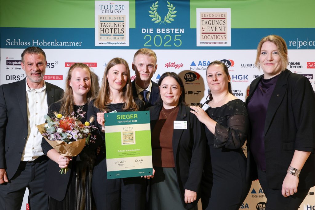 Gruppenaufnahme von Hotelteam bei Siegerehrung