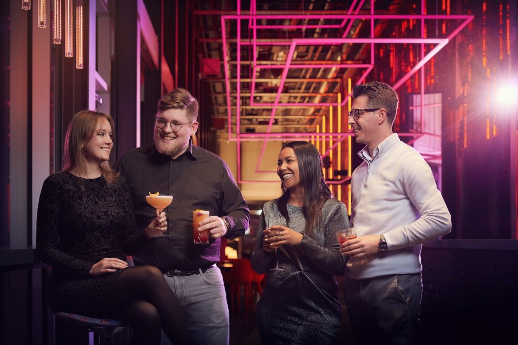 Personen mit Cocktails in Bar