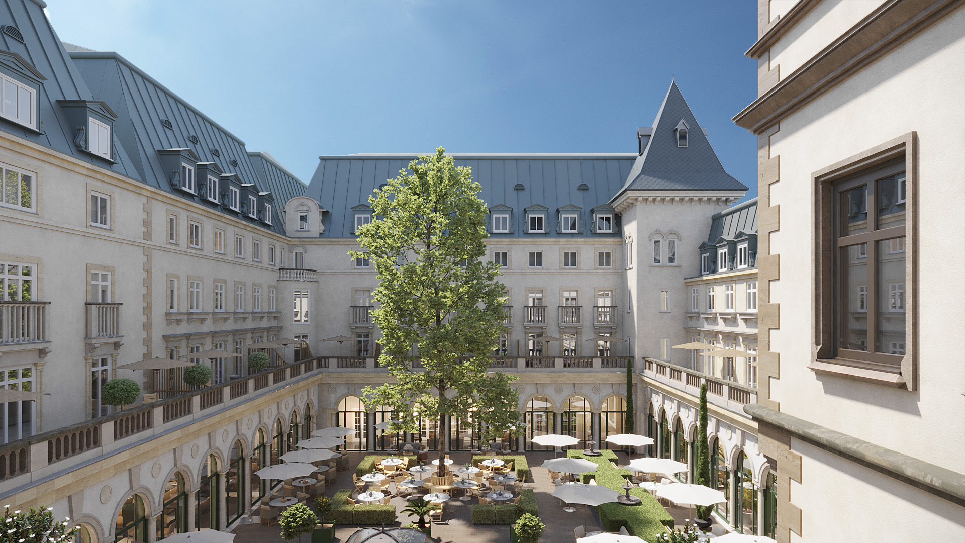 Blick in Hotel-Innenhof mit Gartenterrasse bestuhlt und mit Sonnenschirmen