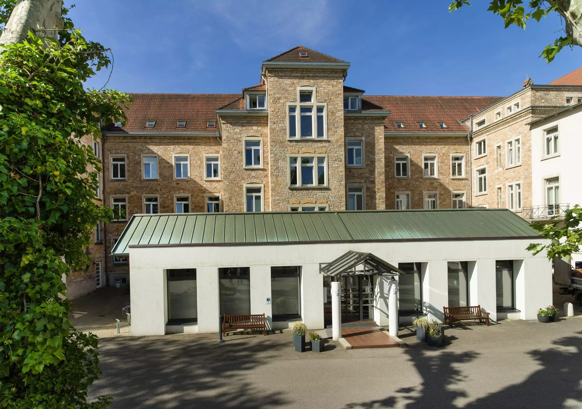 Außen 1 Blick auf historisches Gebäude