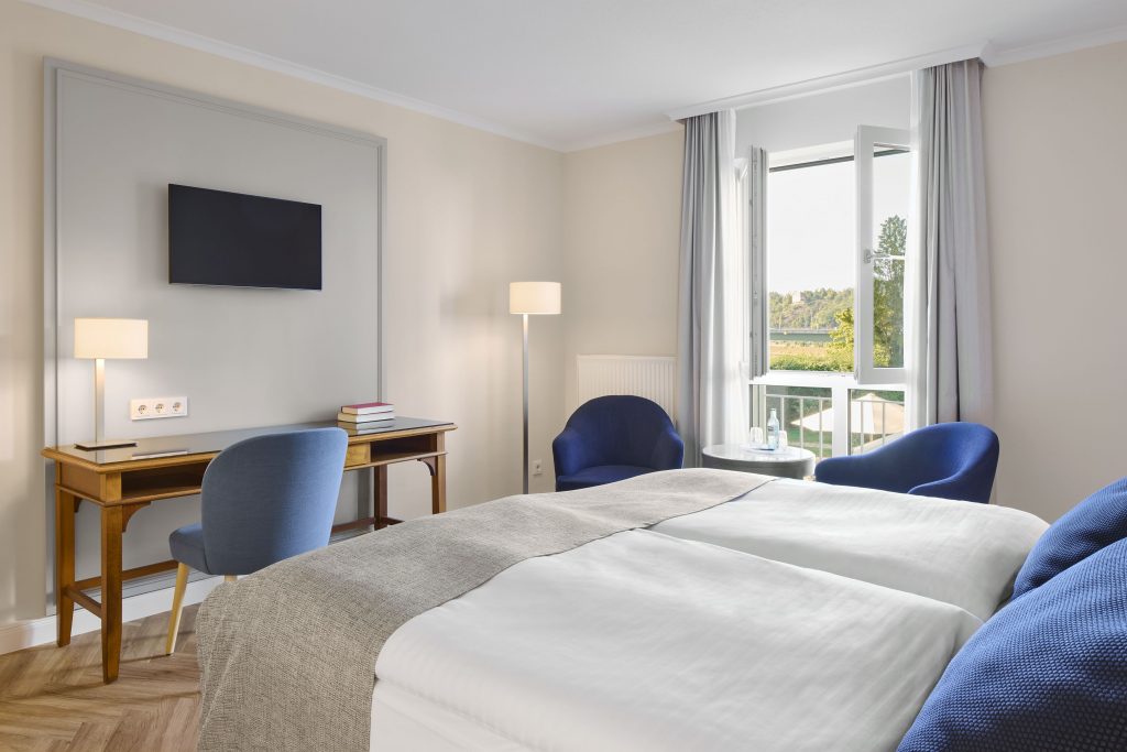 Blick in helles, freundliche Hotelzimmer