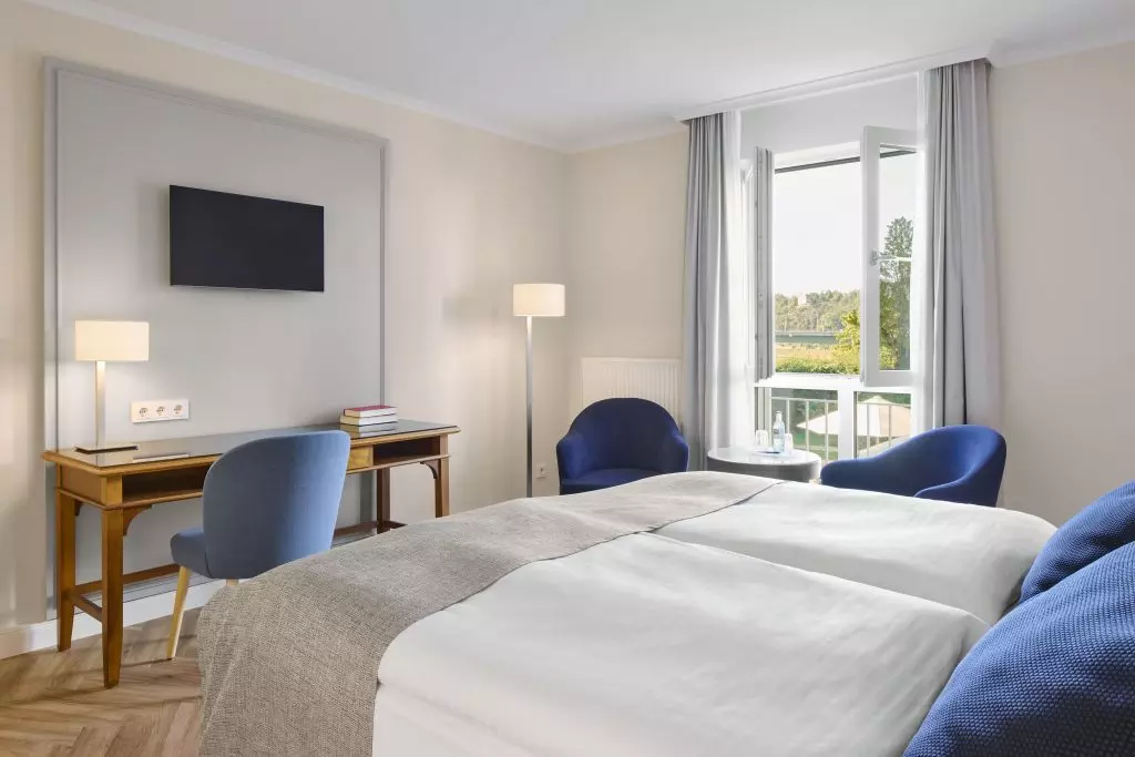Blick in helles, freundliche Hotelzimmer