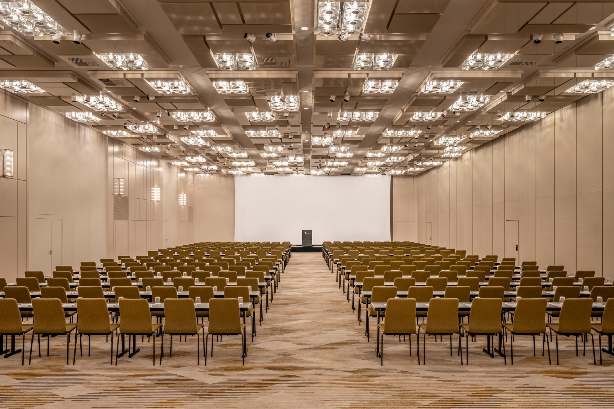 Blick in großen Veranstaltungsraum mit Theaterbestuhlung
