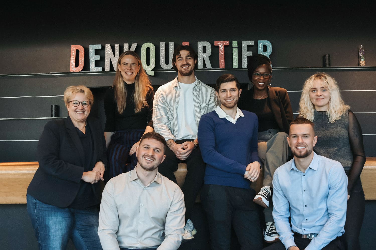 MICE-Trends-LindnerHotels-Resorts-Denkquartier_News_CIM Gruppenfoto mit 8 lächelnden Personen