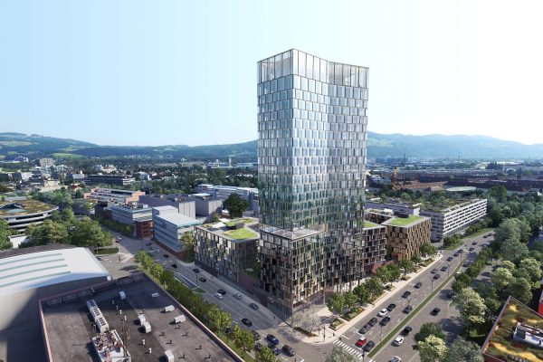 Linz.peg Eine moderne architektonische Visualisierung des ARCOTEL Tabakfabrik in Linz. Das Bild zeigt ein hohes, gläsernes Hochhaus mit einer markanten, kleinteiligen Fassadenstruktur, umgeben von weiteren Bürogebäuden mit begrünten Dächern. Im Hintergrund ist die Stadt Linz vor einer hügeligen, grünen Landschaft unter klarem blauem Himmel zu sehen.