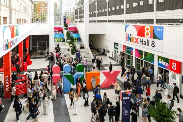 Gallerie-Shot von der IMEX Frankfurt, Menschenmenge von oben fotografiert.