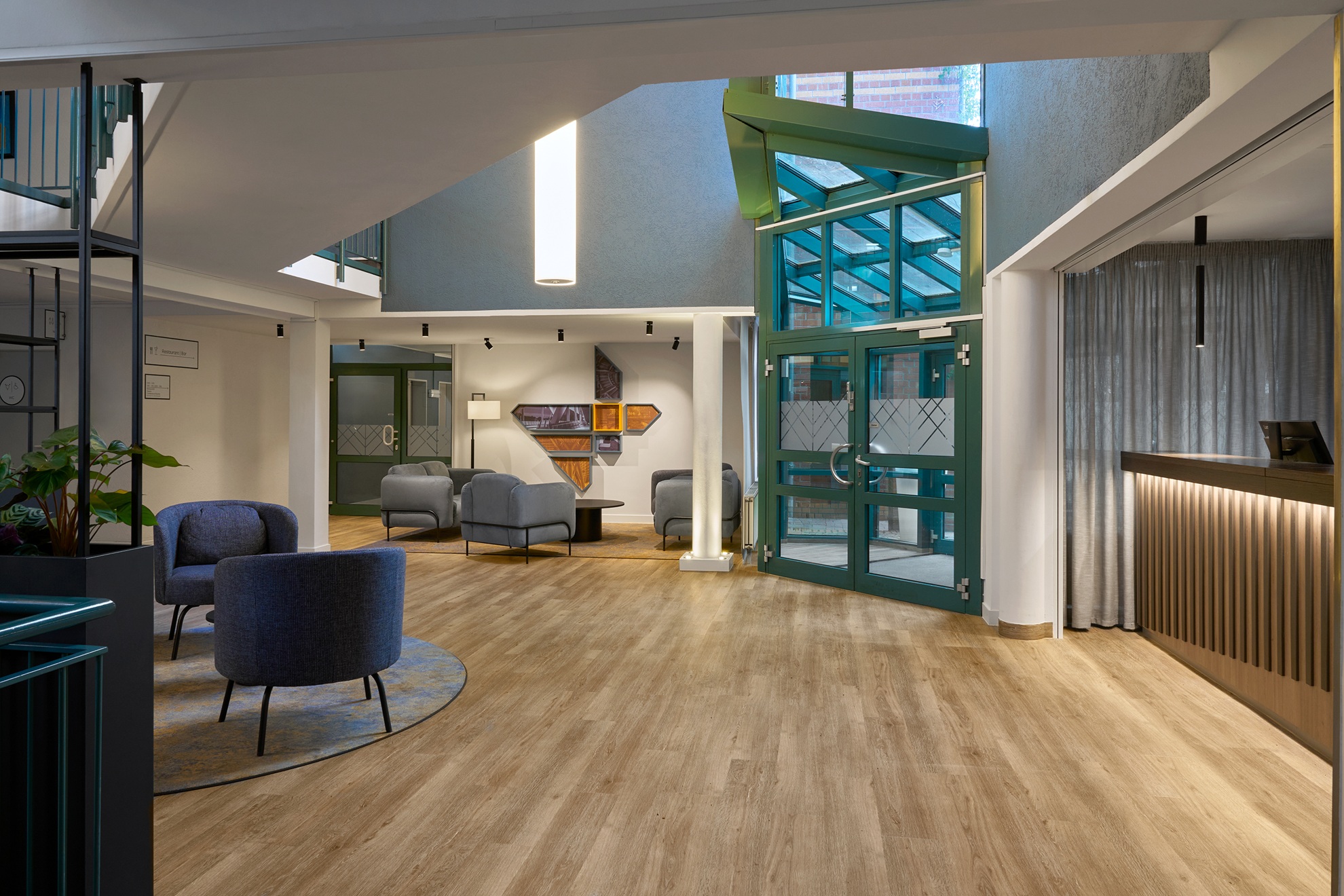 FAV_FPF_HAJXF_26003_160_0013_Lobby_2950px Eingangsbereich mit Sesseln