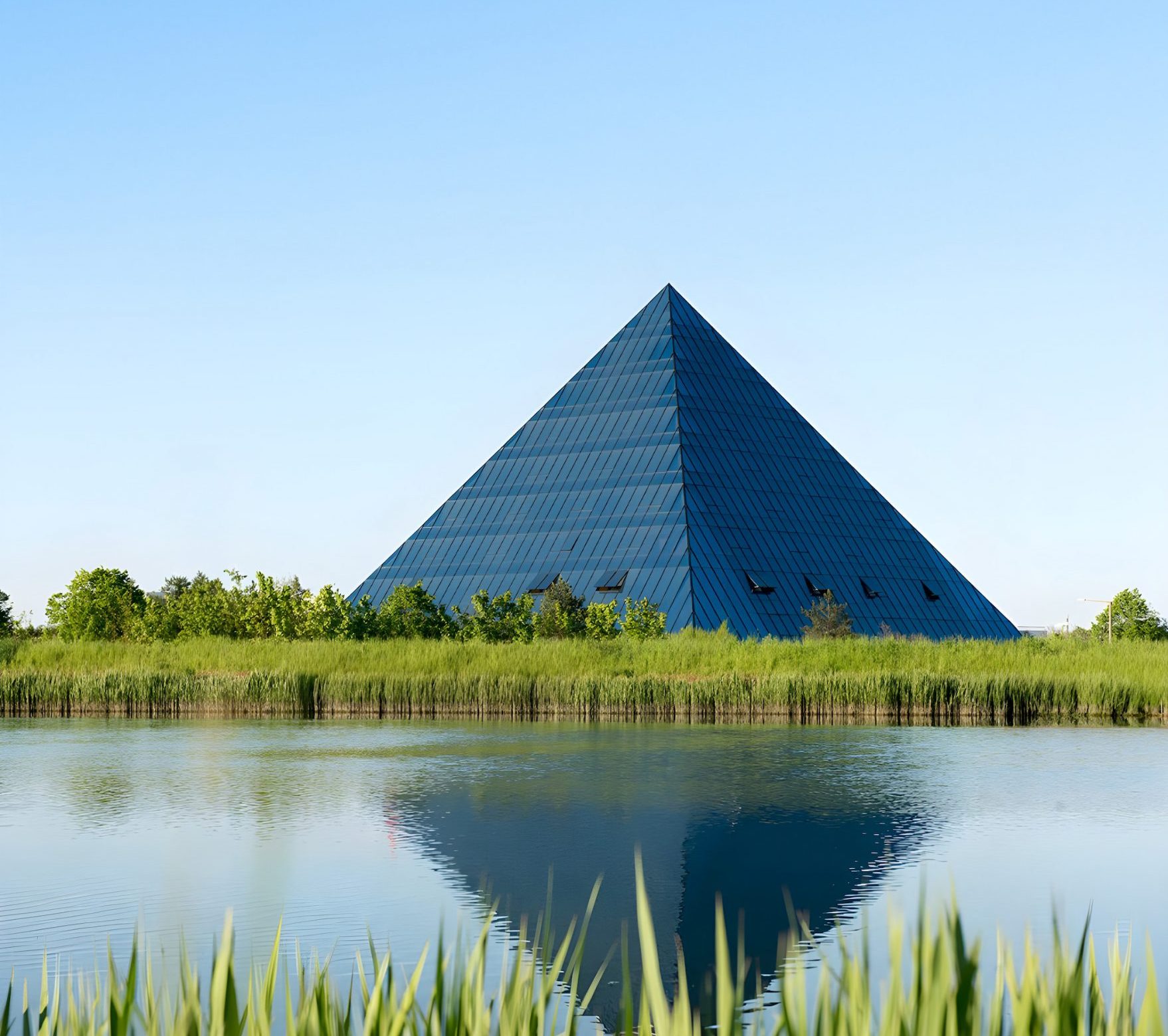 FUE01 Exterior Pyramidenbau vor See