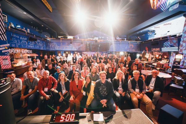 meeet_gjpeg Menschen sitzen im Publikum, lachen