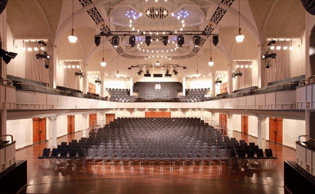 Blick in Festhalle mit Galerie rechts und links